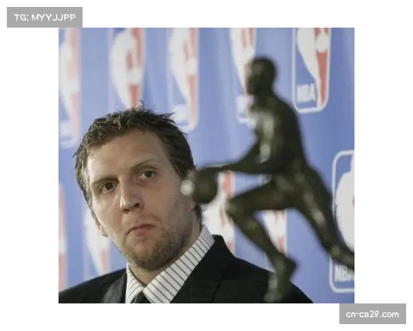 特写：中场休息，独行侠主场为德克·诺维茨基雕像举行揭幕一周年纪念仪式